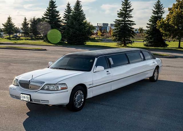 Lincoln Stretched Towncar luxury limousine in Halton Hills